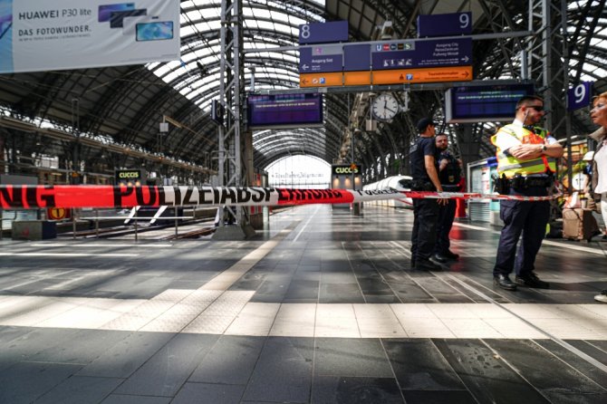 Anne Ve Çocuğunu Trenin Önüne İtti