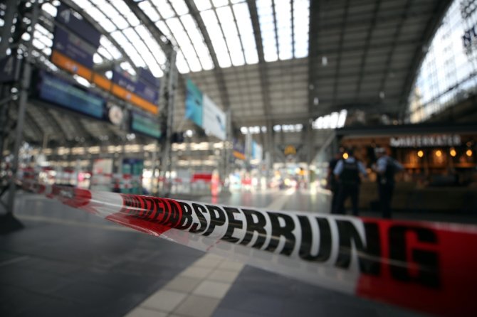 Anne Ve Çocuğunu Trenin Önüne İtti