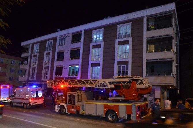 3 Katlı Binanın Çatısına Çıkan Şahıs İkna Edilerek Aşağıya İndirildi