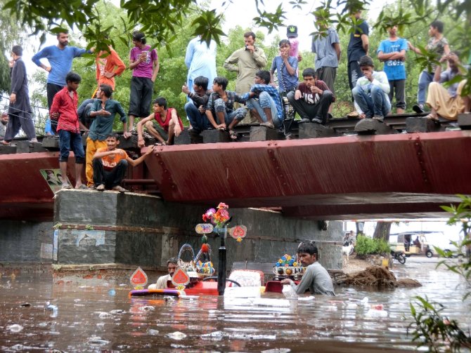 Pakistan’daki Sel Felaketinde Ölü Sayısı 17’ye Yükseldi