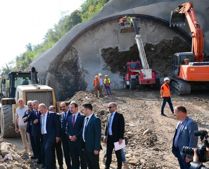 Bakan Turhan Trabzon’da Tepkilere Neden Olan Boztepe’deki Yol Ve Tünel İnşaatını İnceledi