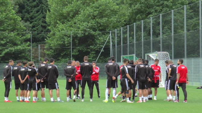 Beşiktaş Yağmur Altında Çalıştı