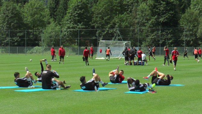 Beşiktaş Yağmur Altında Çalıştı