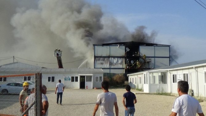 İşçilerin Kaldığı Barakalarda Çıkan Yangın Söndürüldü