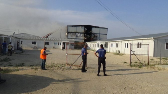 İşçilerin Kaldığı Barakalarda Çıkan Yangın Söndürüldü