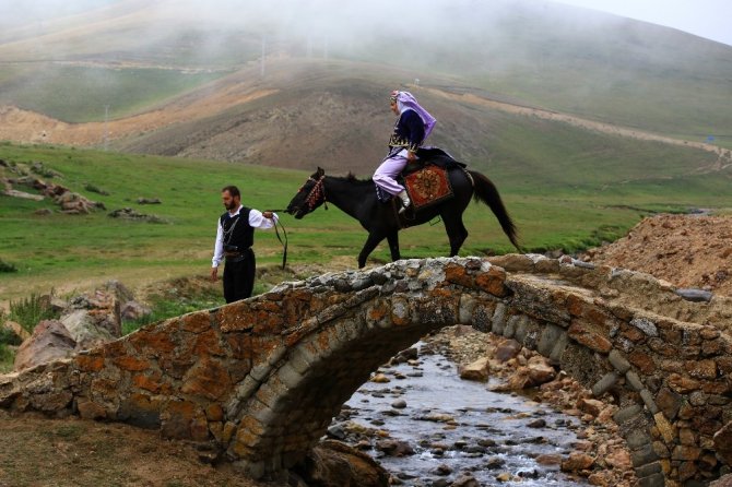 Yayladaki Tarihi Köprüde Defile