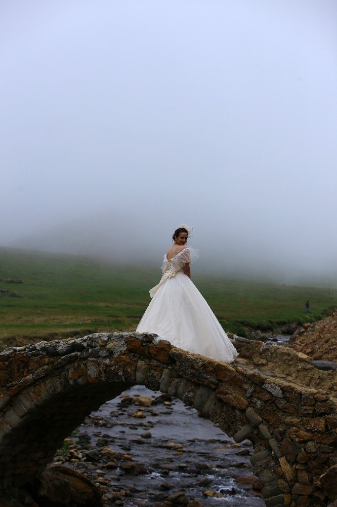 Yayladaki Tarihi Köprüde Defile