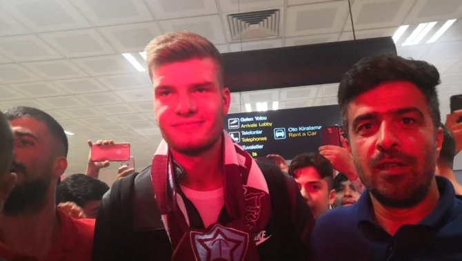 Alexander Sörloth Trabzon’da Çoşkuyla Karşılandı