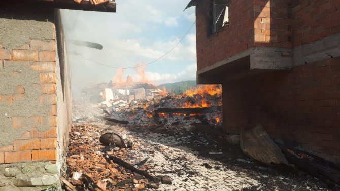Çorum’da Köyde Yangın Çıktı, 7 Ev Kül Oldu