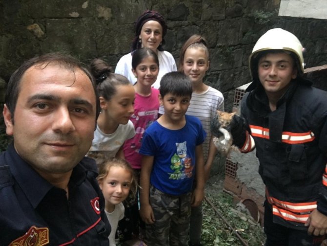 Yavru Kedi Sıkıştığı Yerden Kurtarıldı, Çocuklar Sevindi