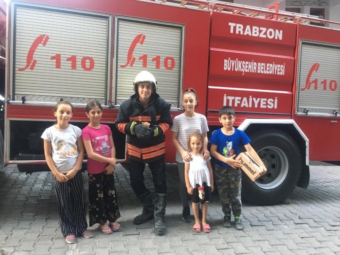 Yavru Kedi Sıkıştığı Yerden Kurtarıldı, Çocuklar Sevindi