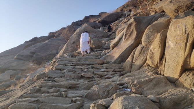 Müslümanlar Sevr Mağarası’na Akın Ediyor