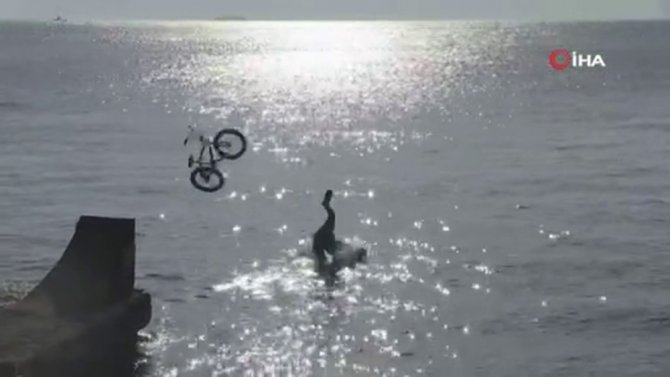 Çılgınlığın Böylesi: Bisikletle Denize Atladılar
