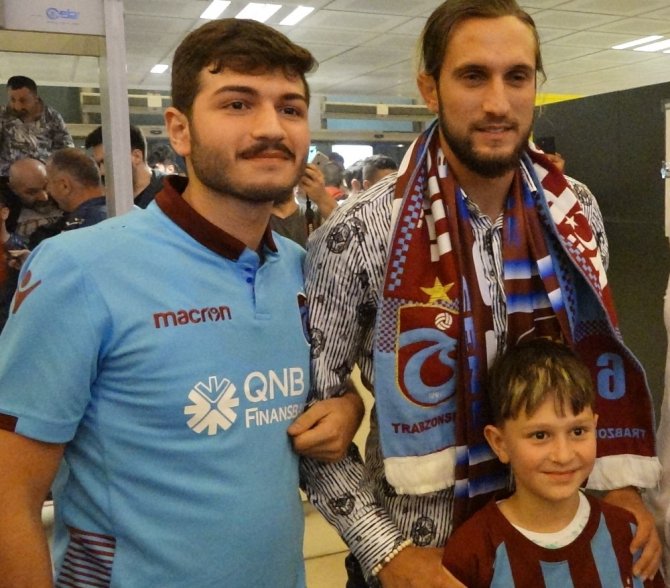 Trabzonspor’lu Yusuf Yazıcı, Fransa’ya Coşkuyla Uğurlandı.