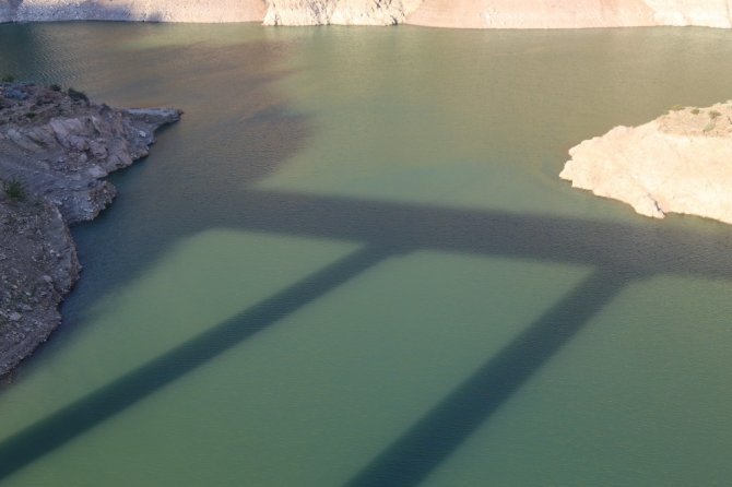 Deriner Barajı Dolulukta Yüzde Yüz Seviyeye Ulaştı, Asırlık Köy Yeniden Sular Altında Kaldı