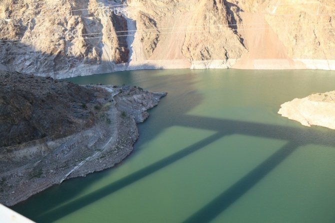 Deriner Barajı Dolulukta Yüzde Yüz Seviyeye Ulaştı, Asırlık Köy Yeniden Sular Altında Kaldı