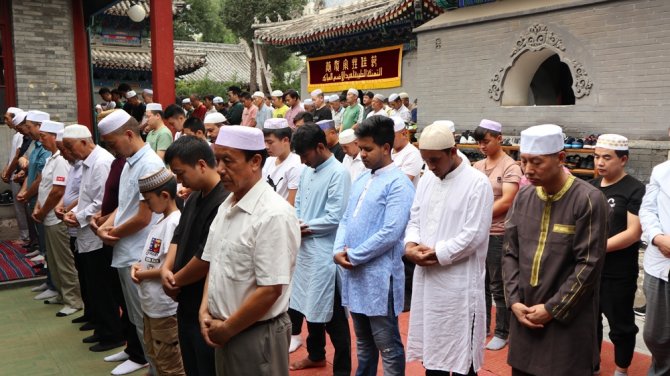 Pekin’de Müslümanlar Camileri Doldurdu