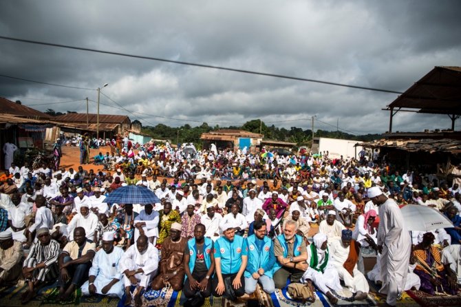 Tdv, Abidjan’da Bayram Namazı Sonrası Kur’an-ı Kerim Dağıttı