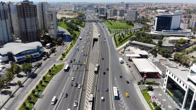 İstanbul’da Boş Kalan Yollar Havadan Görüntülendi