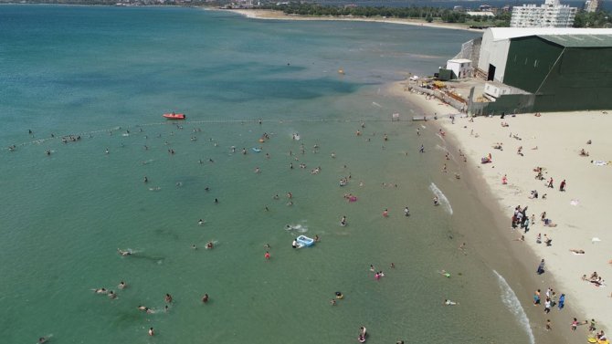 Bayramda İstanbullular Menekşe Plajına Akın Etti