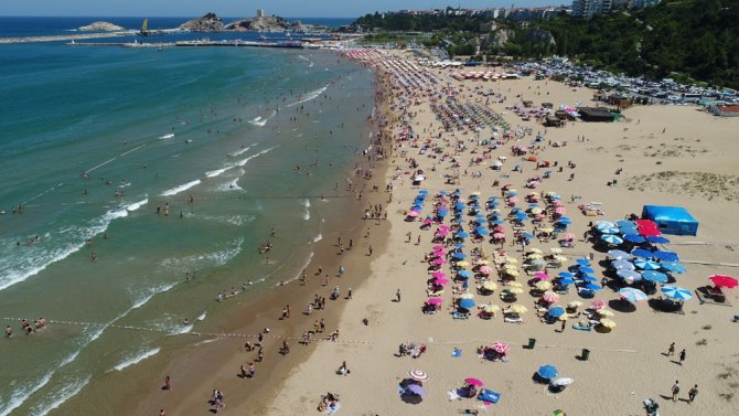 Şile Plajı’ndaki Bayram Yoğunluğu Havadan Görüntülendi