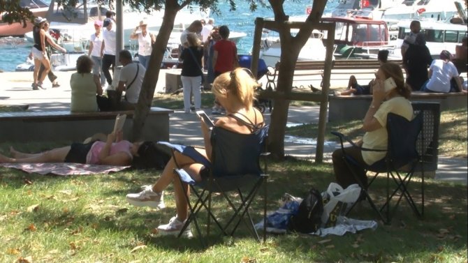 Bayramı İstanbul’da Geçiren Vatandaşlar Parklara Ve Sahillere Koştu