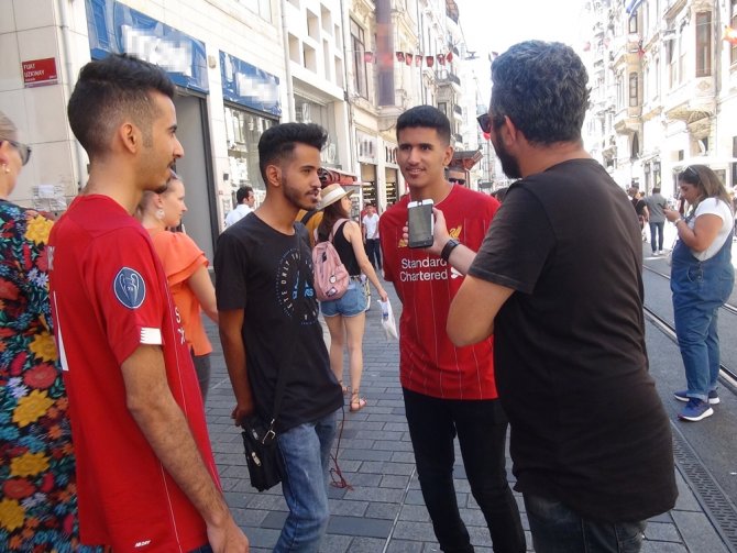Liverpool Ve Chealsea Taraftarları Taksim’de Gezip Döner Yedi