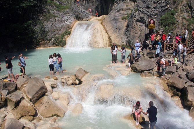 Karadeniz’de Tek Olan Mavi Göl’de Bayram Yoğunluğu