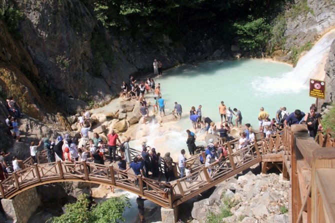 Karadeniz’de Tek Olan Mavi Göl’de Bayram Yoğunluğu