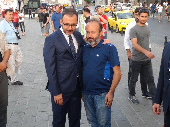 Bakan Kasapoğlu, Maç Öncesi Taksim’de Taraftarlar İle Bir Araya Geldi