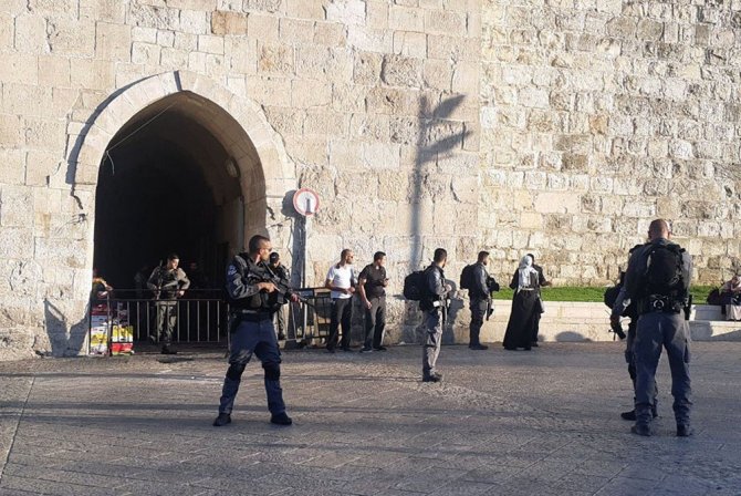 İsrail Askerleri Mescid-i Aksa’da 2 Filistinliyi Yaraladı