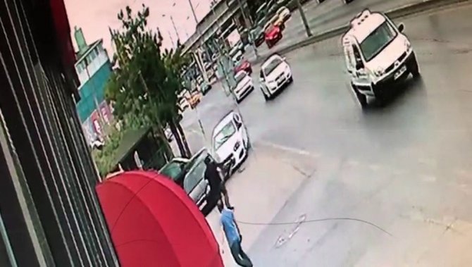 Kaldırıma Çıkan Sürücü Park Halindeki Otomobile Çarptı