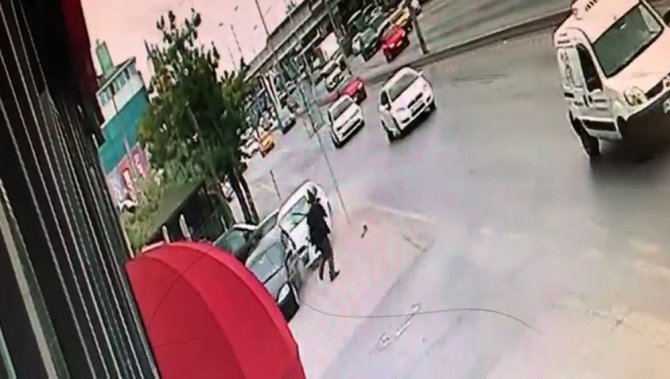 Kaldırıma Çıkan Sürücü Park Halindeki Otomobile Çarptı