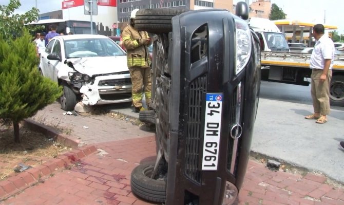Kaldırıma Çıkan Sürücü Park Halindeki Otomobile Çarptı