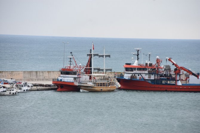 Sinop’ta Karaya Oturan Tekne Kurtarıldı