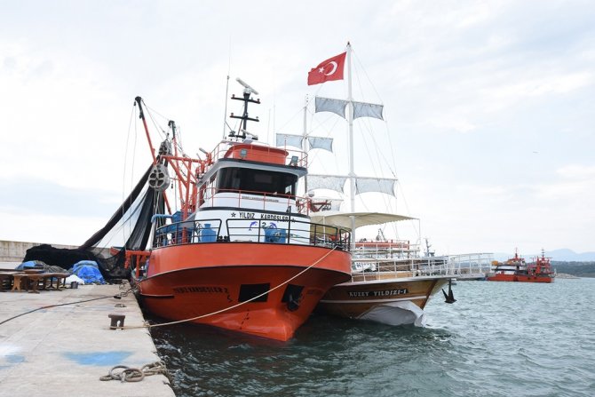 Sinop’ta Karaya Oturan Tekne Kurtarıldı
