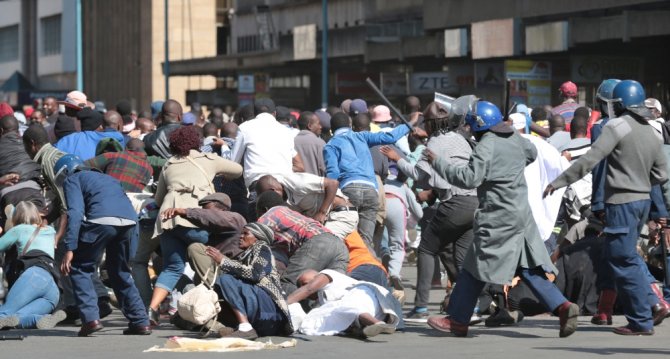 Zimbabve’de Protestoculara Polis Şiddeti