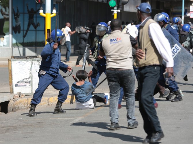 Zimbabve’de Protestoculara Polis Şiddeti