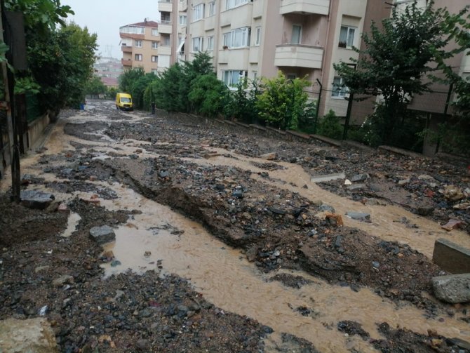 İstanbul’da Yoğun Yağış Sonrası Yol Çöktü