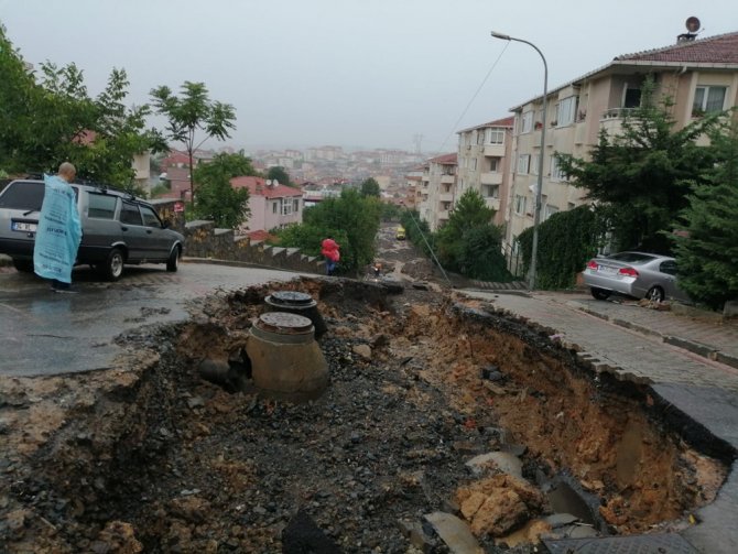 İstanbul’da Yoğun Yağış Sonrası Yol Çöktü