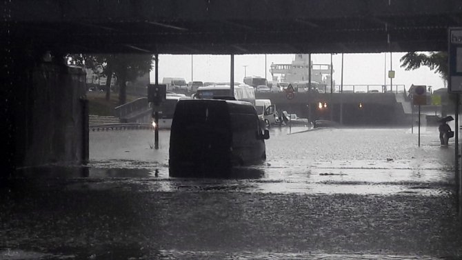 İstanbul’da Bir Anda Bastıran Yağmur Hayatı Felç Etti