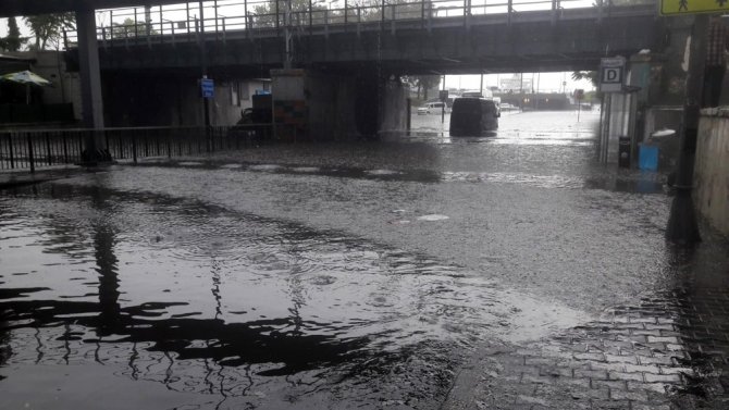 İstanbul’da Bir Anda Bastıran Yağmur Hayatı Felç Etti