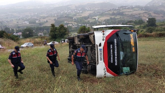 Halk Otobüsü Tarlaya Yuvarlandı: 4 Yaralı