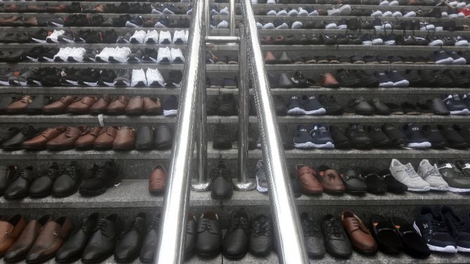 Eminönü’nde Esnaf Kurtardığı Ayakkabıları Merdivenlere Serdi