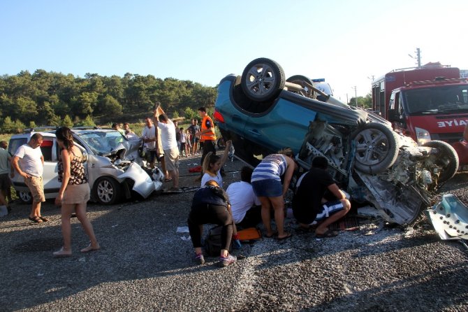 Hafif Ticari Araç İle Otomobil Kafa Kafaya Çarpıştı: 6 Yaralı