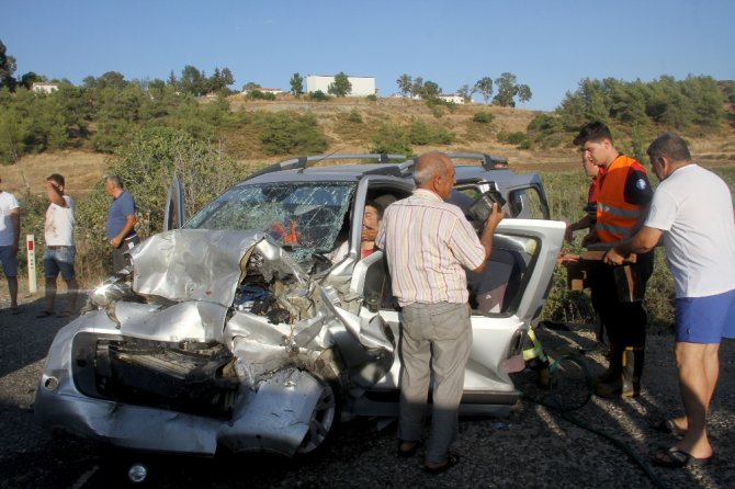 Hafif Ticari Araç İle Otomobil Kafa Kafaya Çarpıştı: 6 Yaralı