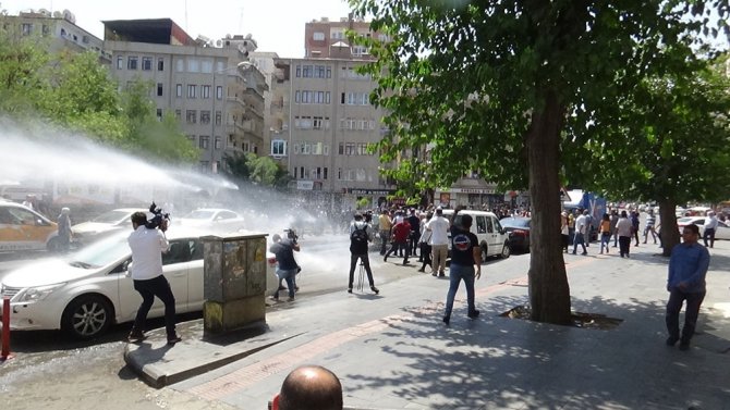 Diyarbakır’da Belediye Önünde Toplanan Gruba Müdahale