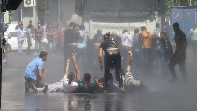 Diyarbakır’da Belediye Önünde Toplanan Gruba Müdahale