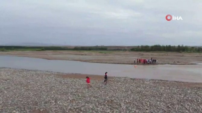 Nehirde Mahsur Kalanlar Drone Yardımıyla Kurtarıldı
