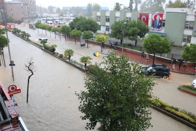 Zonguldak’ta Kuvvetli Yağış Hayatı Felç Etti